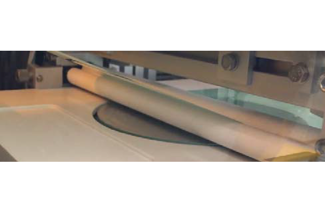 Модуль монтажа пластины на рамку с плёночным носителем